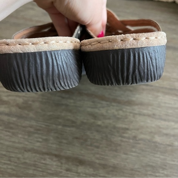 Gold woven crisscross Clark slip on sandals - Picture 3 of 8